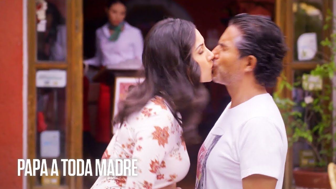 Papá a toda madre Yolanda le roba un beso en la boca a Toño Series Turco Papá a toda madre Yolanda le roba un beso en la boca a Toño Series Turco